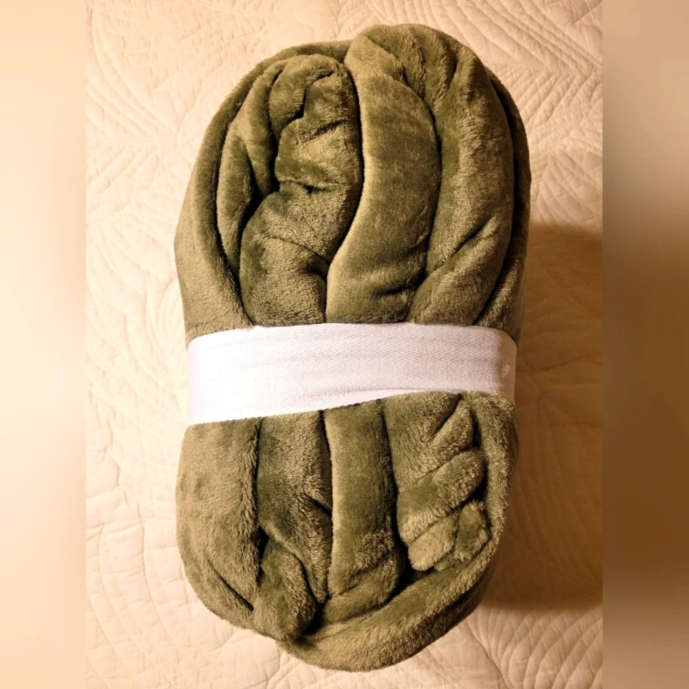 💚 NEW - The BIG One Green Full / Queen Plush Blanket